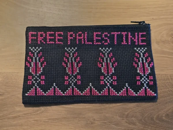 Donkerroze en ecru Palestijns Tatreez borduurwerk van 'Women in Hebron'